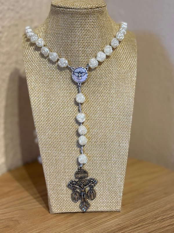📿 Rosario Rosas Blancas