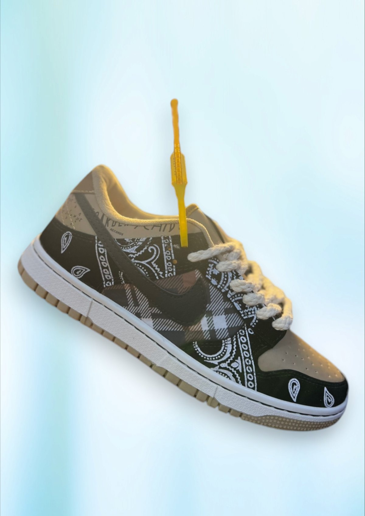 SB DUNK LOW X TRAVIS SCOTT