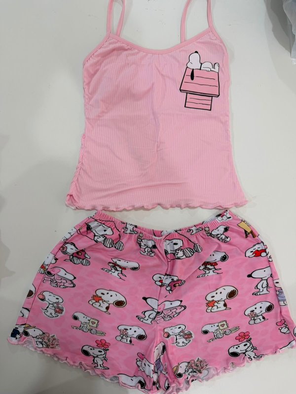 Pijama de dos piezas rosa con estampado de Snoopy