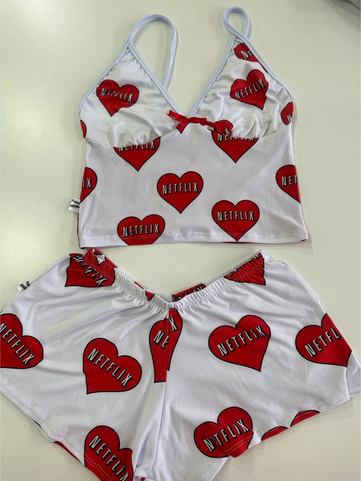 Pijama de dos piezas blanco con estampado de Netflix