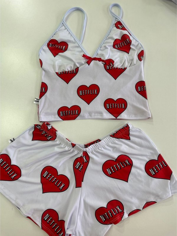 Pijama de dos piezas blanco con estampado de Netflix
