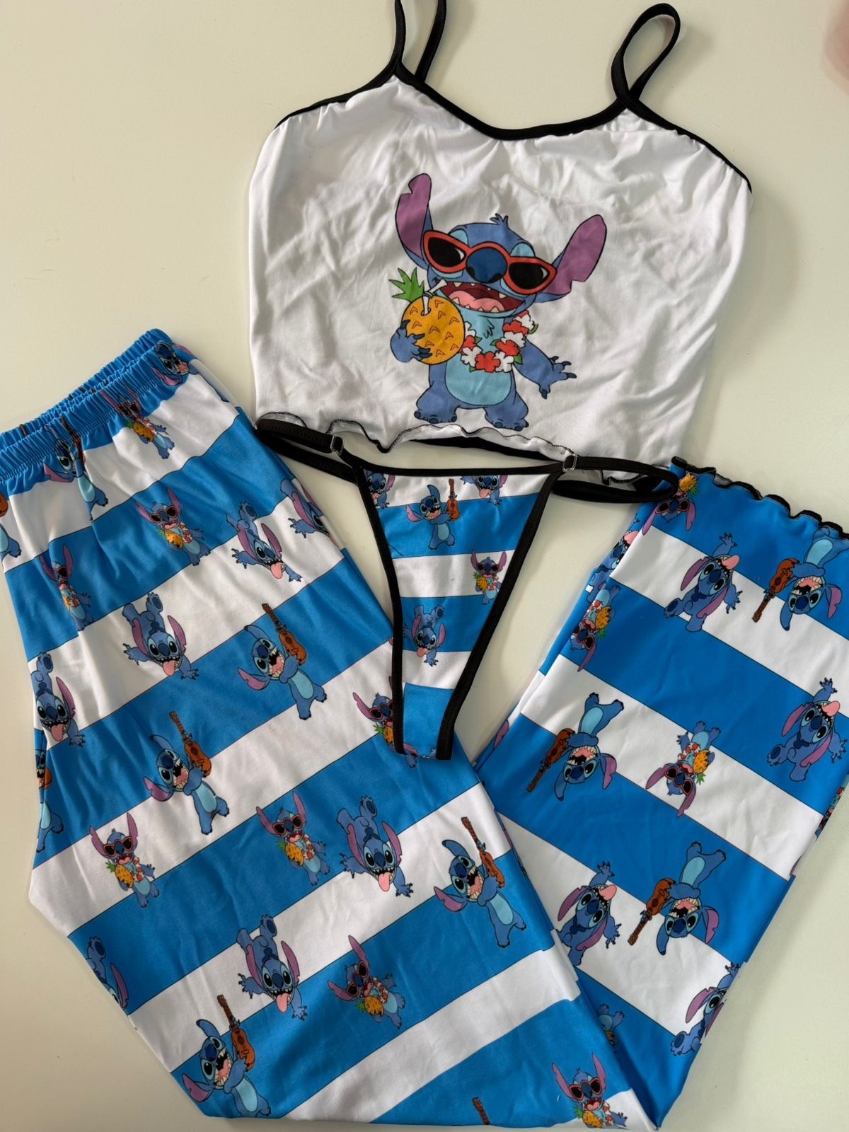 Pijama azul y blanco con estampado de Stitch