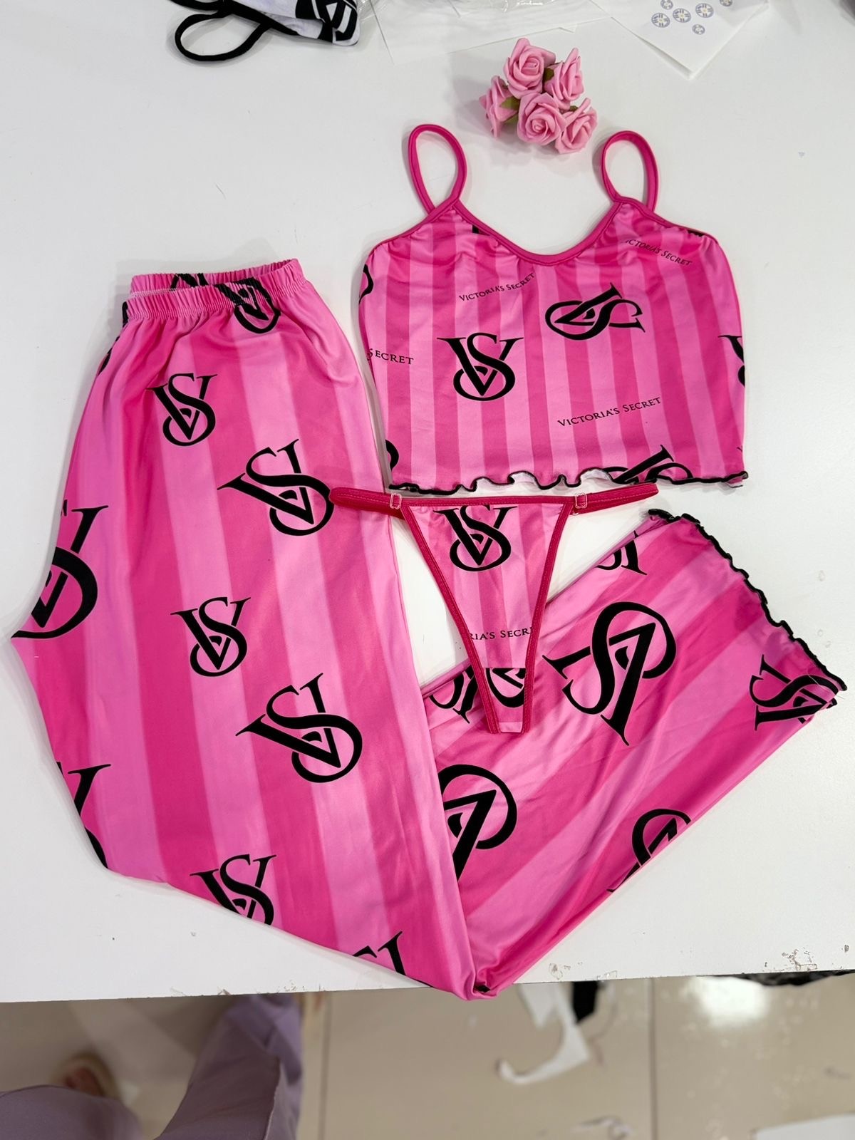 Conjunto de dormir rosa con estampado negro