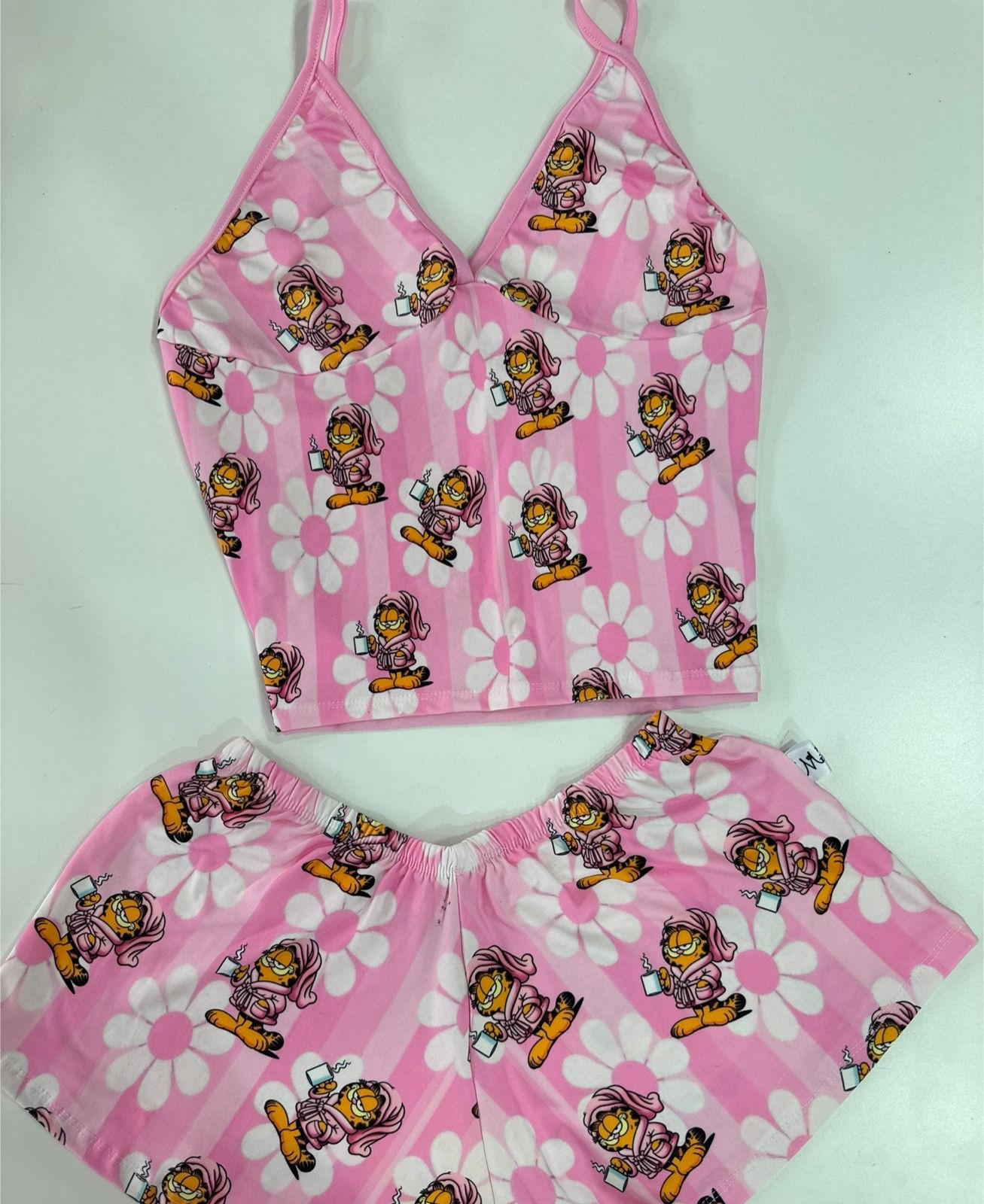 Pijama de dos piezas rosa con estampado de personaje