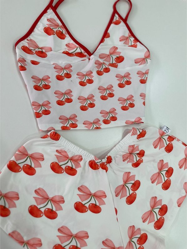 Pijama de dos piezas blanco con estampado de cerezas