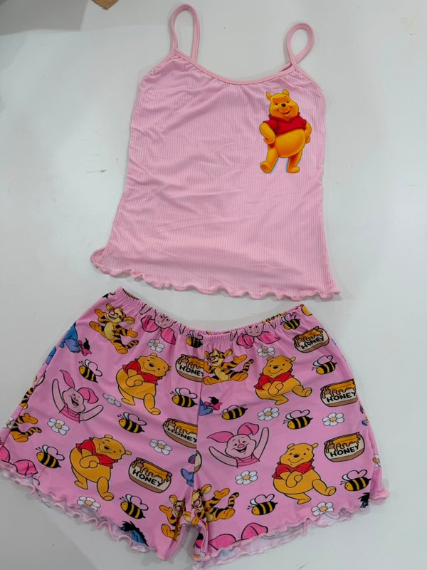 Pijama de dos piezas rosa con estampado de Winnie Pooh