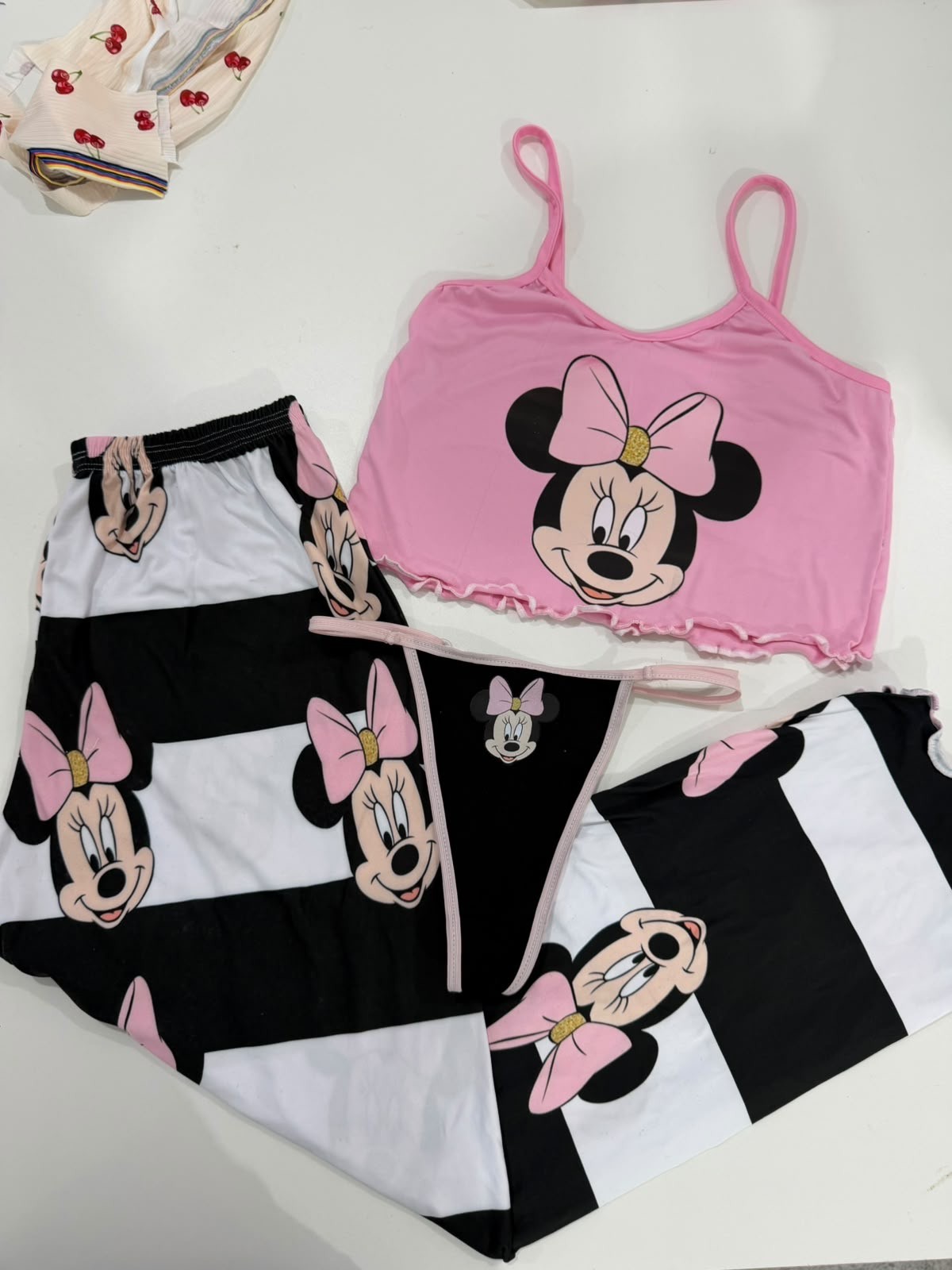 Pijama rosa y negro con estampado de Minnie