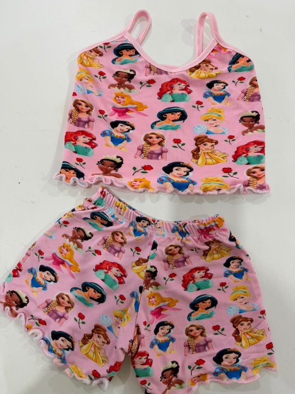 Pijama de dos piezas rosa con estampado de personajes