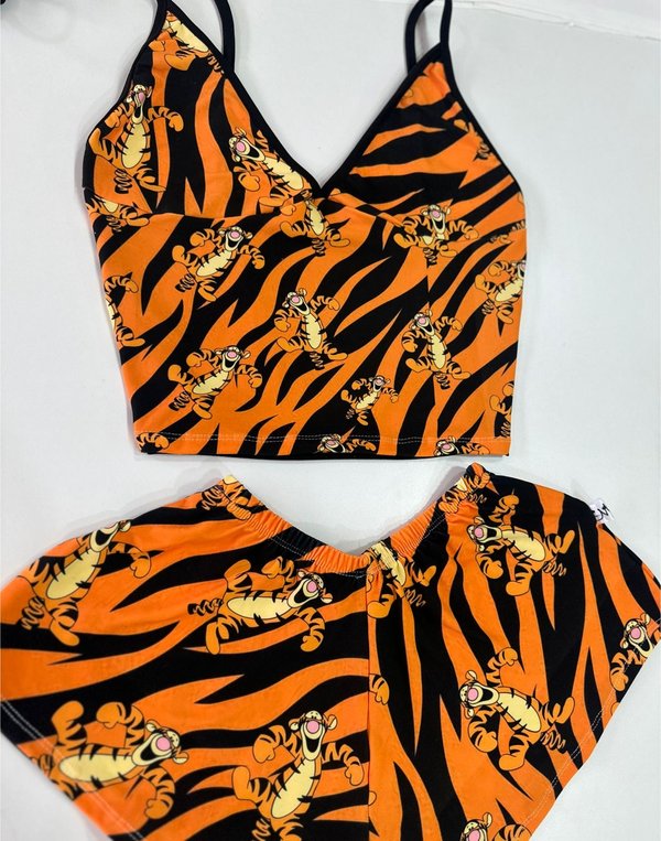 Pijama de dos piezas naranja con estampado de Tigger