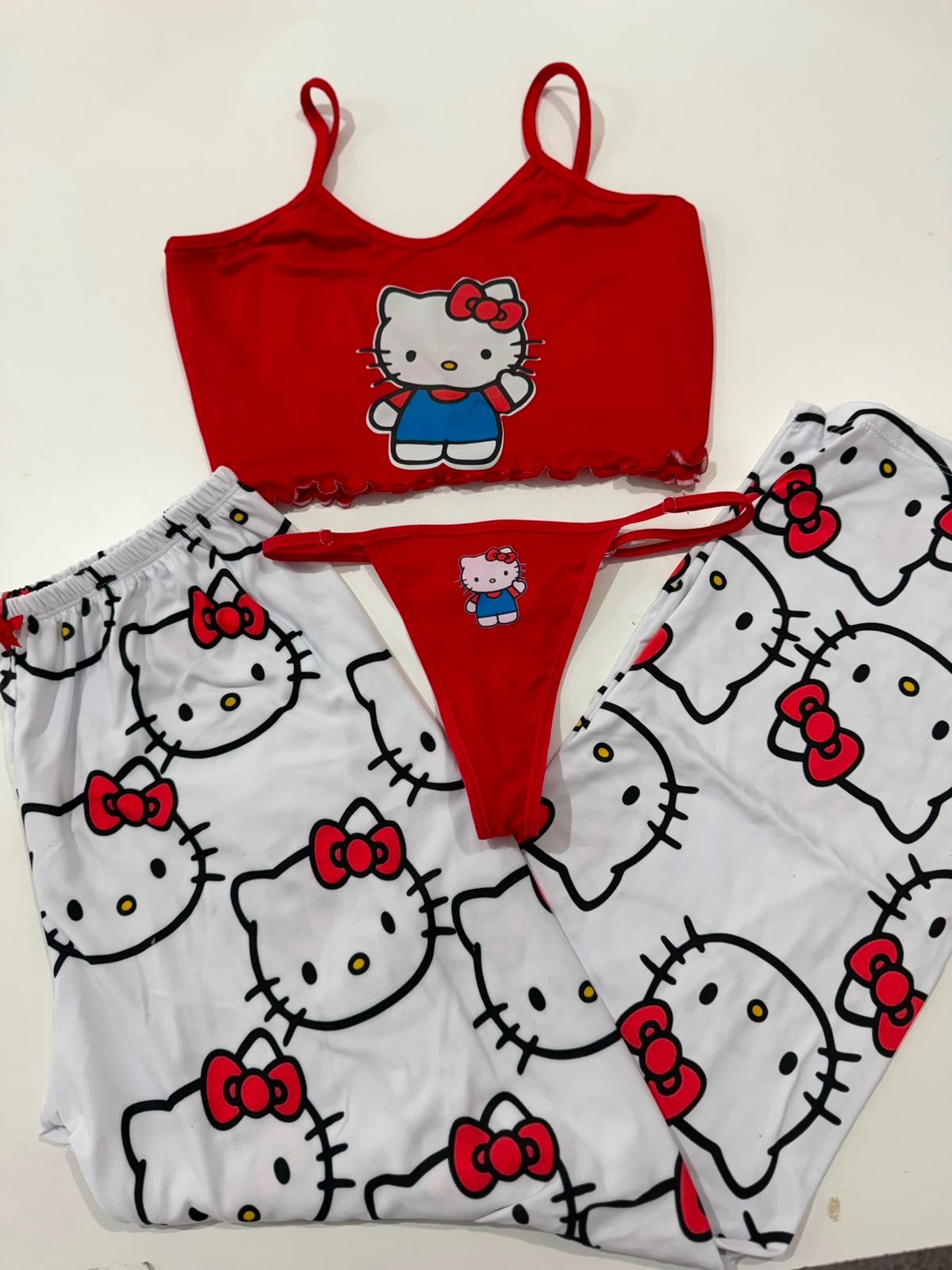 Pijama de tres piezas con estampado de Hello Kitty