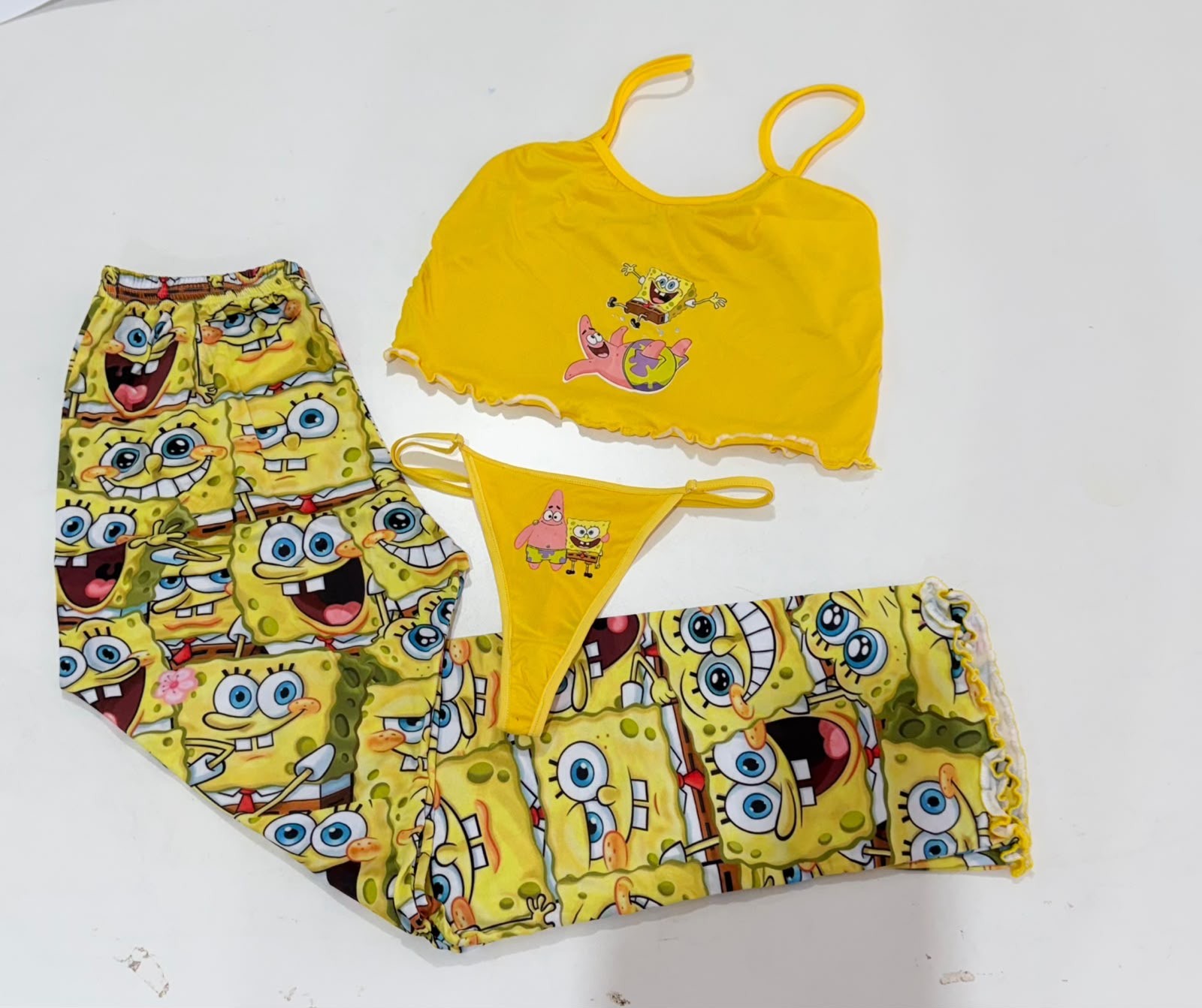 Conjunto amarillo con estampado de Bob Esponja