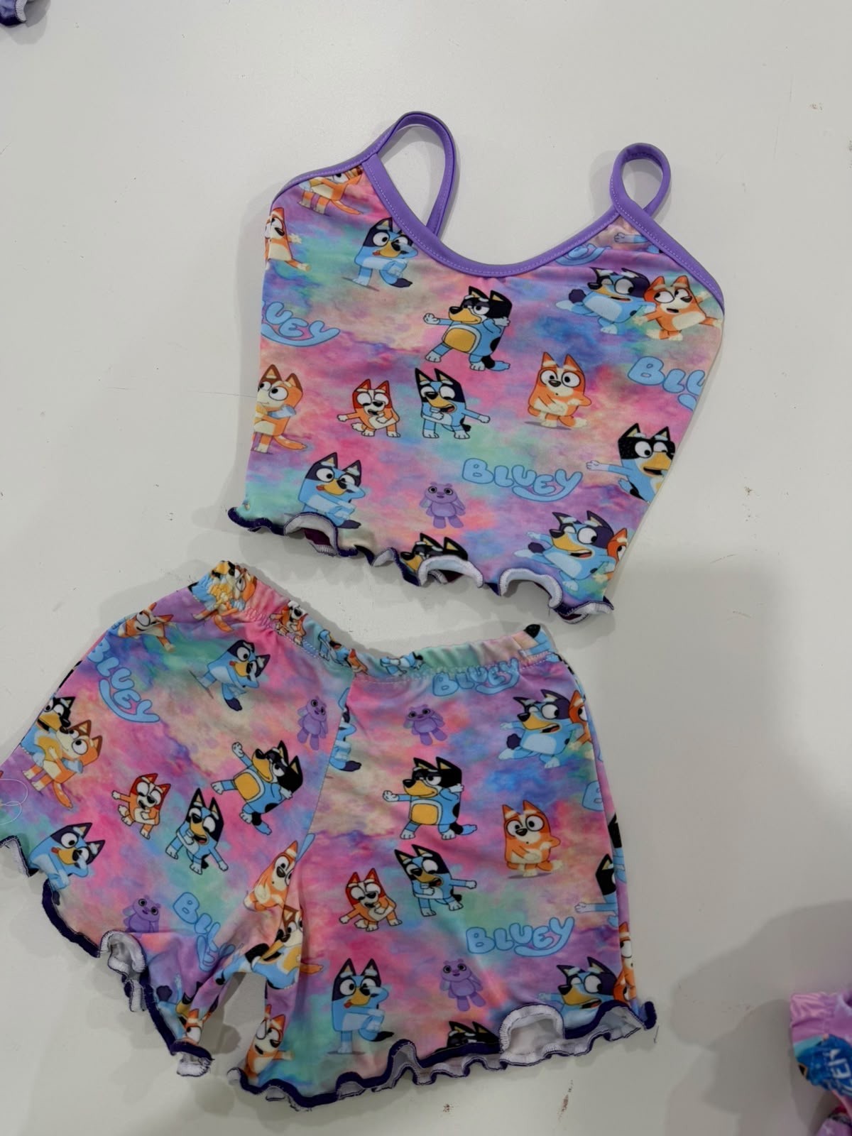 Pijama de dos piezas rosa con estampado de personajes