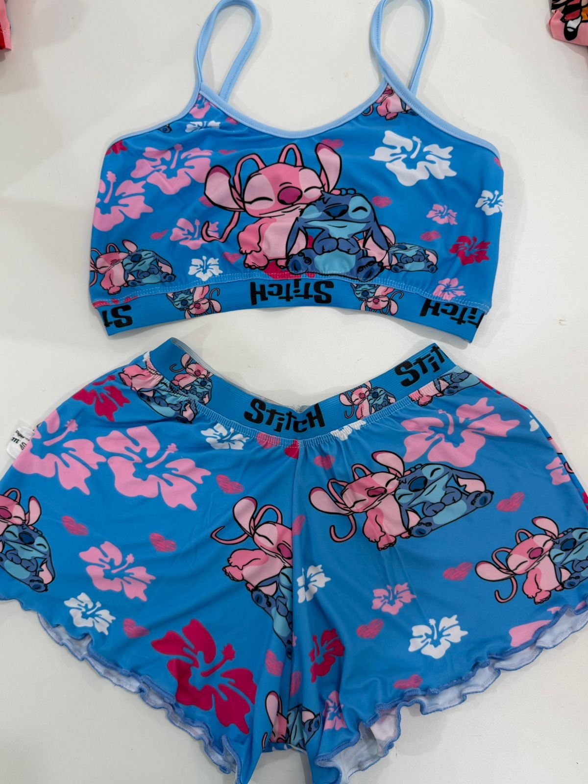Conjunto azul de top y short con estampado de Stitch