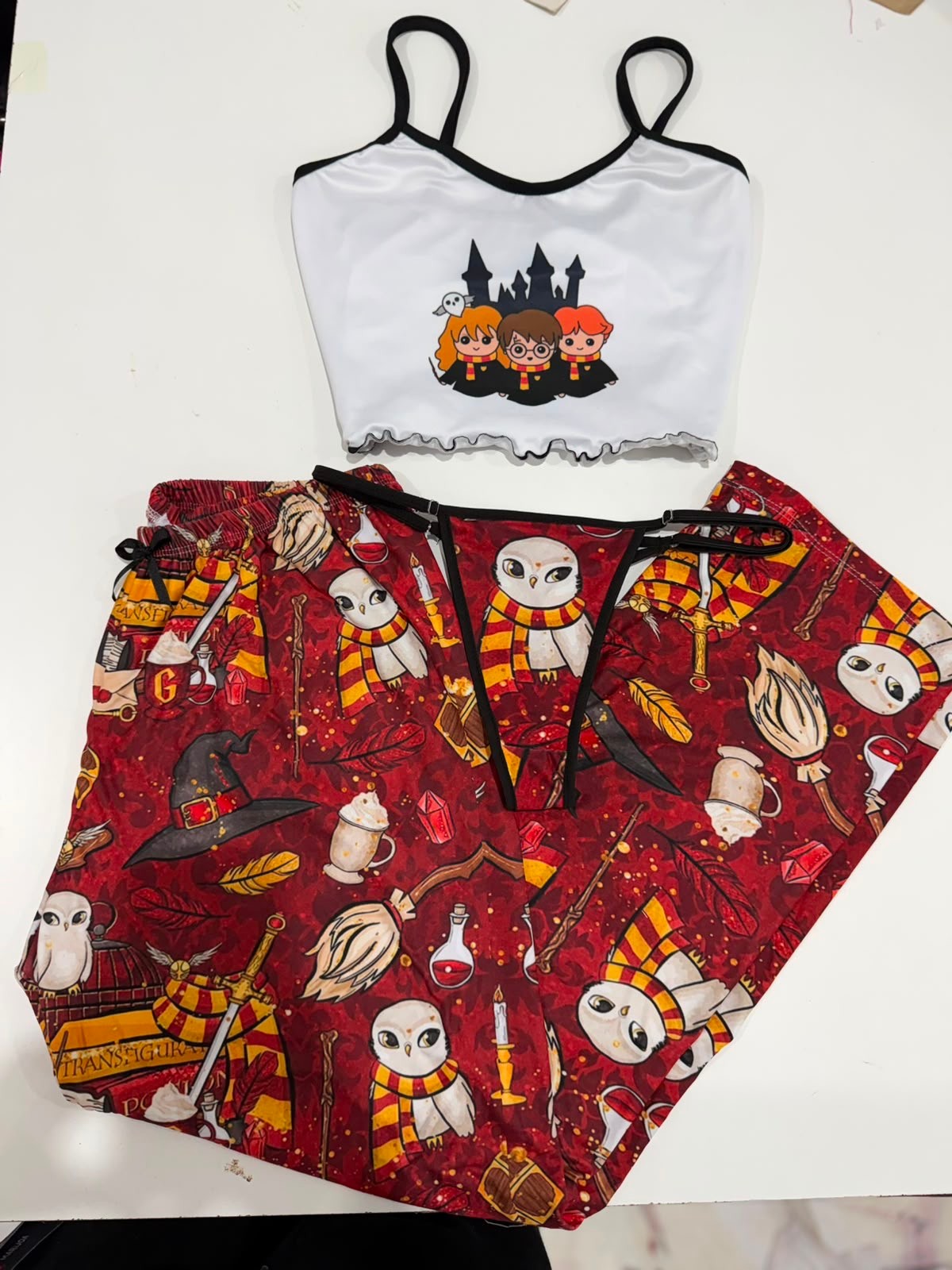 Pijama de dos piezas con estampado de personajes