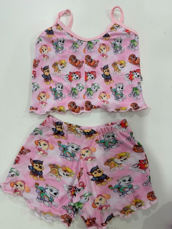 Pijama de dos piezas rosa con estampado de personajes