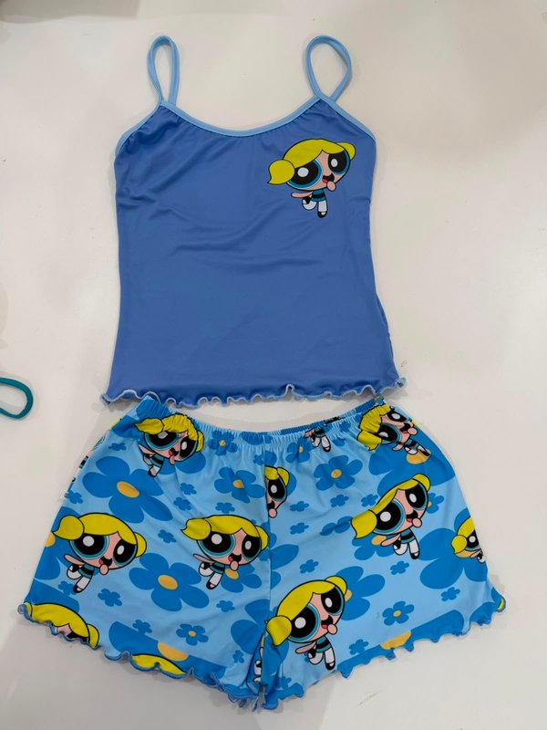 Pijama de dos piezas con tirantes y estampado de personaje