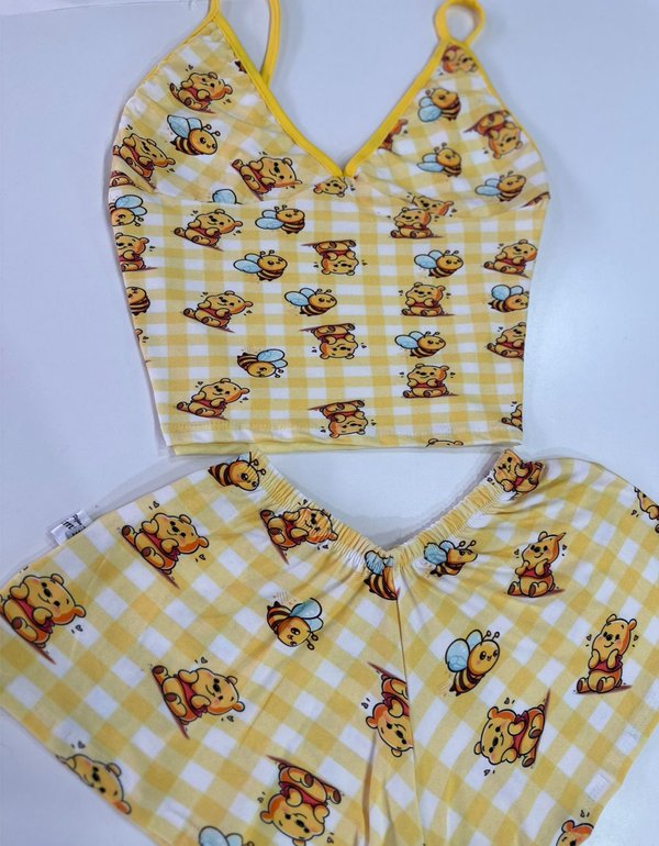 Pijama de dos piezas amarillo con estampado de ositos y abejas