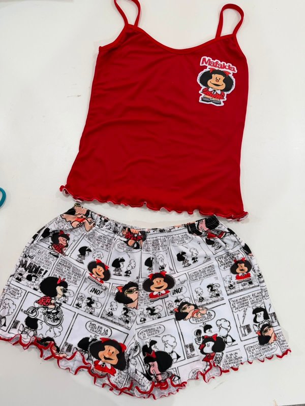 Pijama de dos piezas rojo con estampado de Mafalda