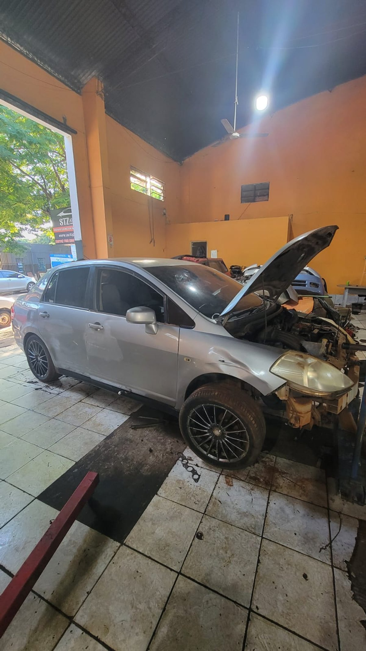 Nissan tiida 2005 UD 066 - 2