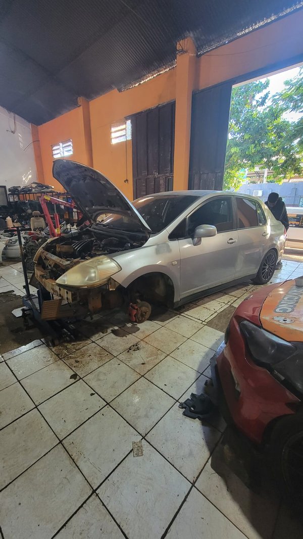 Nissan tiida 2005 UD 066