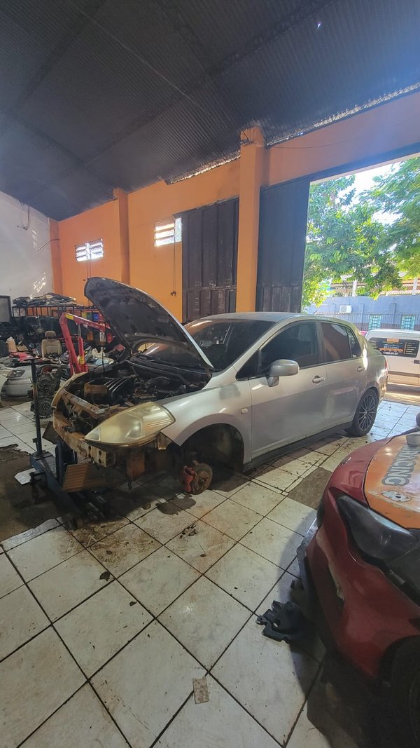 Nissan tiida 2005 UD 066