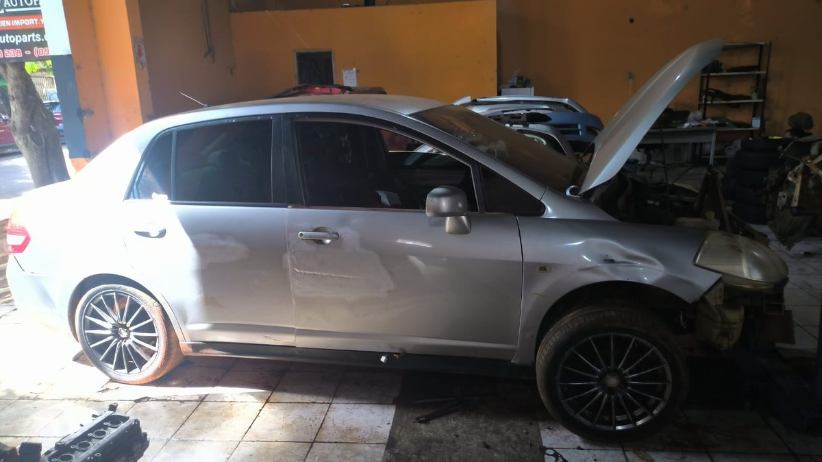 Nissan tiida 2005 UD 066 - 4