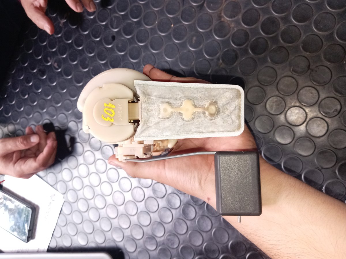 Bomba de combustible para Toyota Voxy 2010 y UD 103  - 2