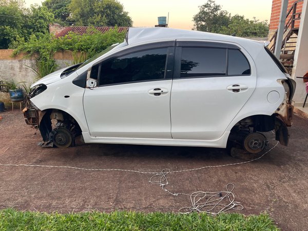 TOYOTA VITZ RS 2° GENERACIÓN 2005-7 