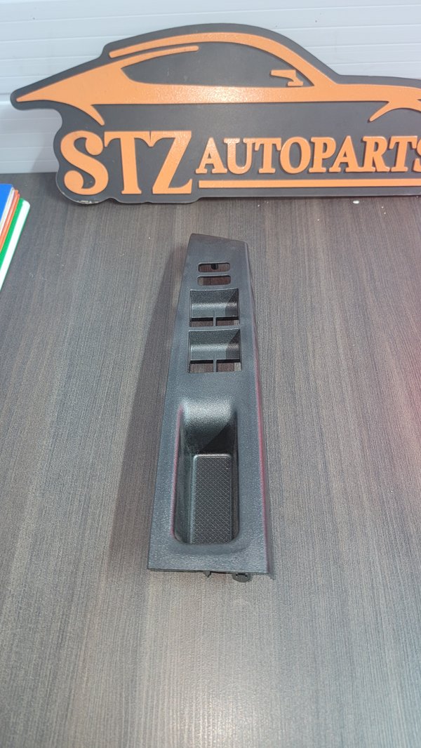 Moldura de Levanta Vidrio Lado Chofer Toyota Vitz 2011-16