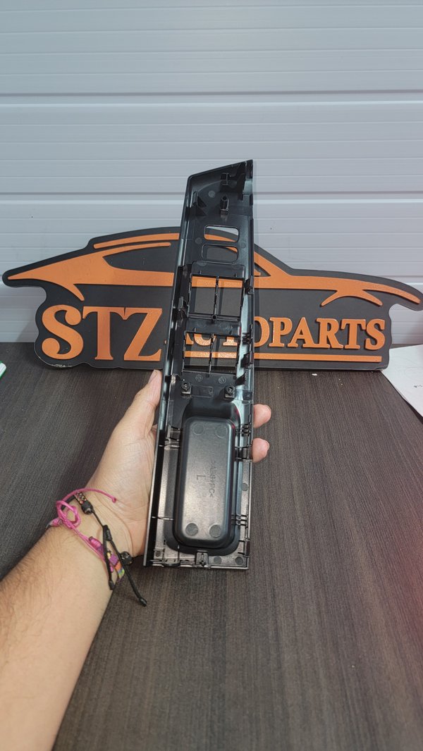 Moldura de Levanta Vidrio Lado Chofer Toyota Vitz 2011-16