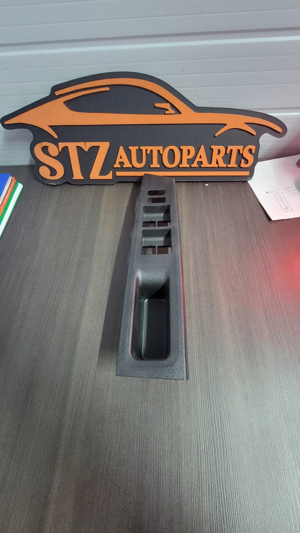 Moldura de Levanta Vidrio Lado Chofer Toyota Vitz 2011-16