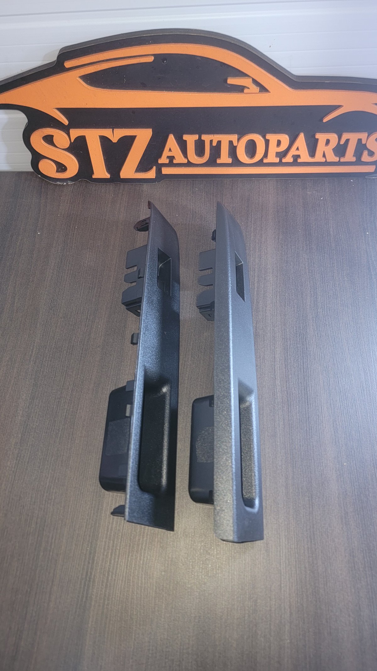 Moldura de Levanta Vidrio Toyota Vitz Tercera Gen trasero izquierdo  - 2