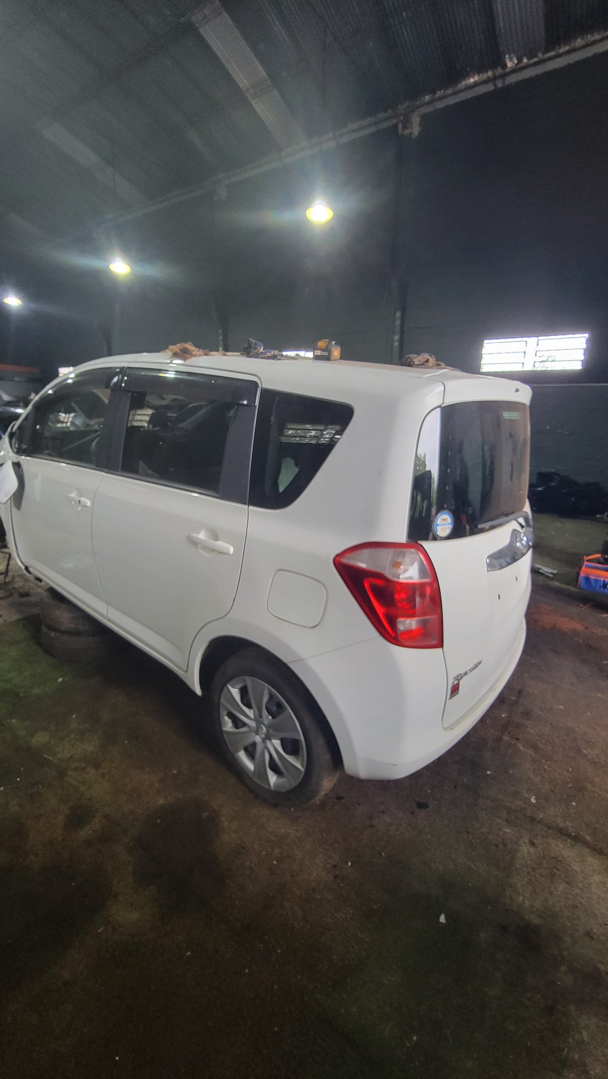 Toyota Ractis 2006 en Desarme! - 3