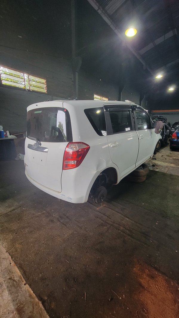 Toyota Ractis 2006 en Desarme!