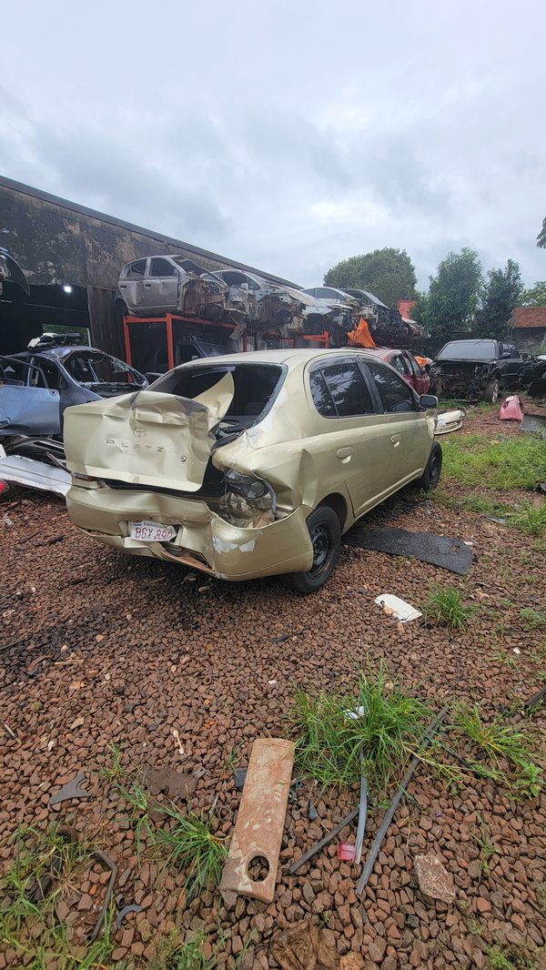 Toyota Platz 2001 en Desarme! 