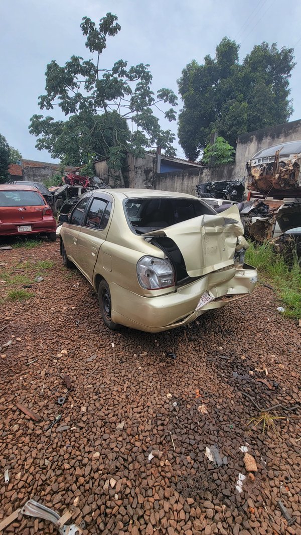 Toyota Platz 2001 en Desarme! 