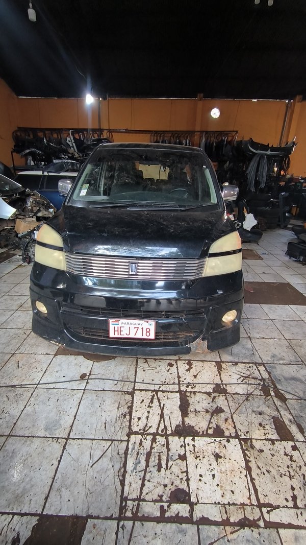 TOYOTA VOXY 2004 EN DESARME!