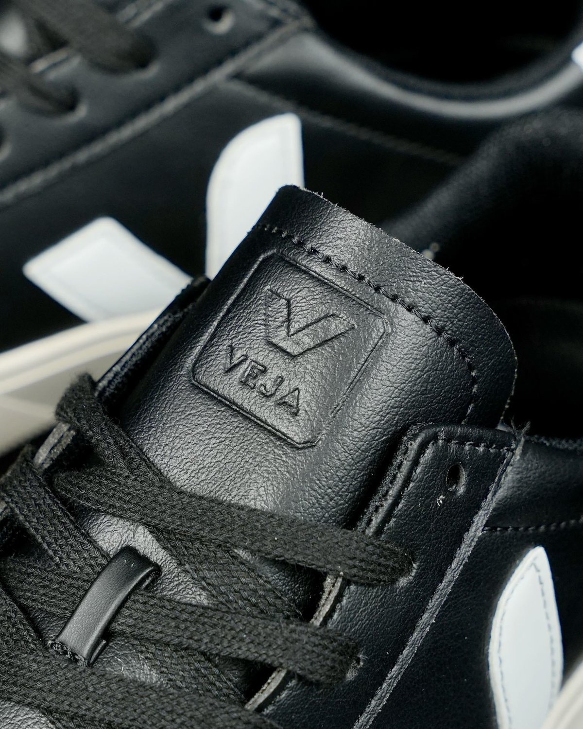 Veja Leather black  - 3