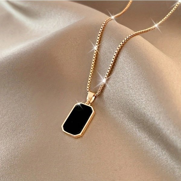 Elegante Collar Negro de Acero Inoxidable Chapado en Oro de 18k