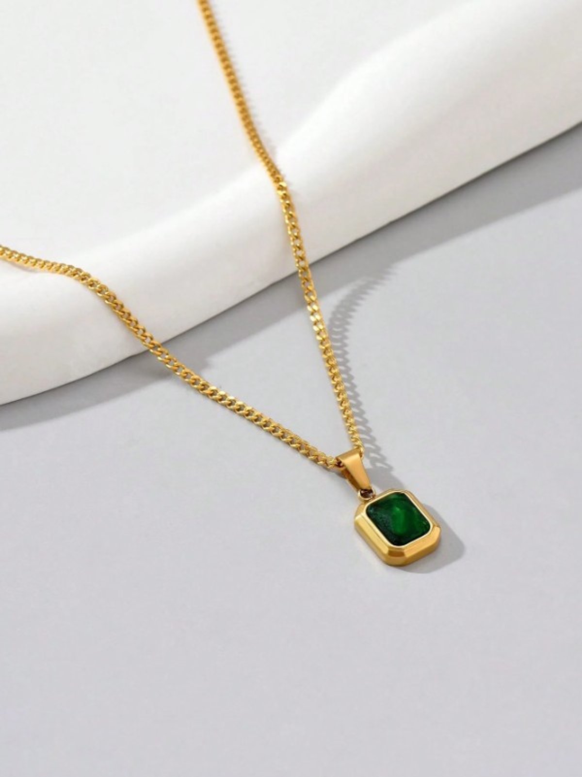 Collar de acero inoxidable vintage con piedra verde