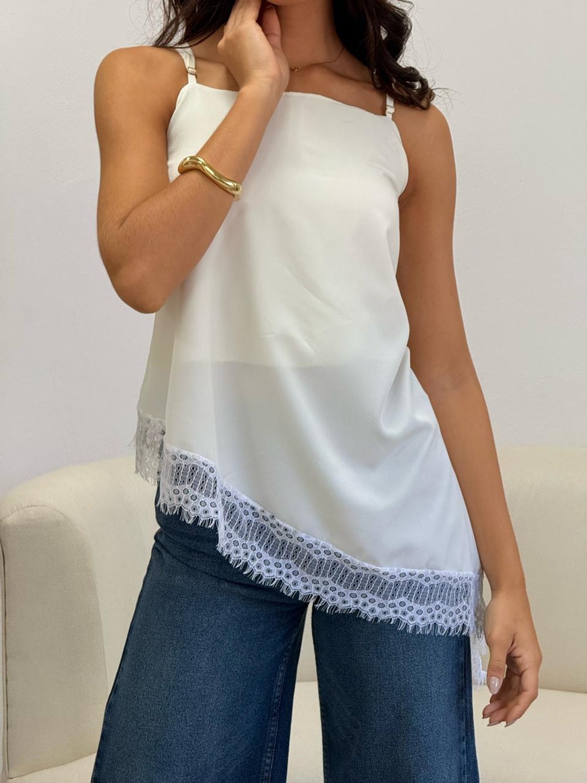 BLUSA IRREGULAR CON ENCAJE  - 2