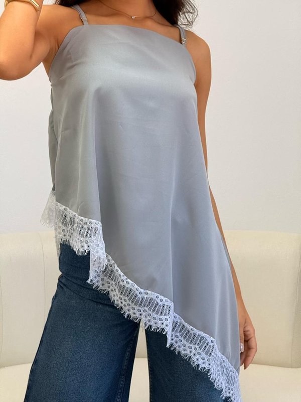 BLUSA IRREGULAR CON ENCAJE 