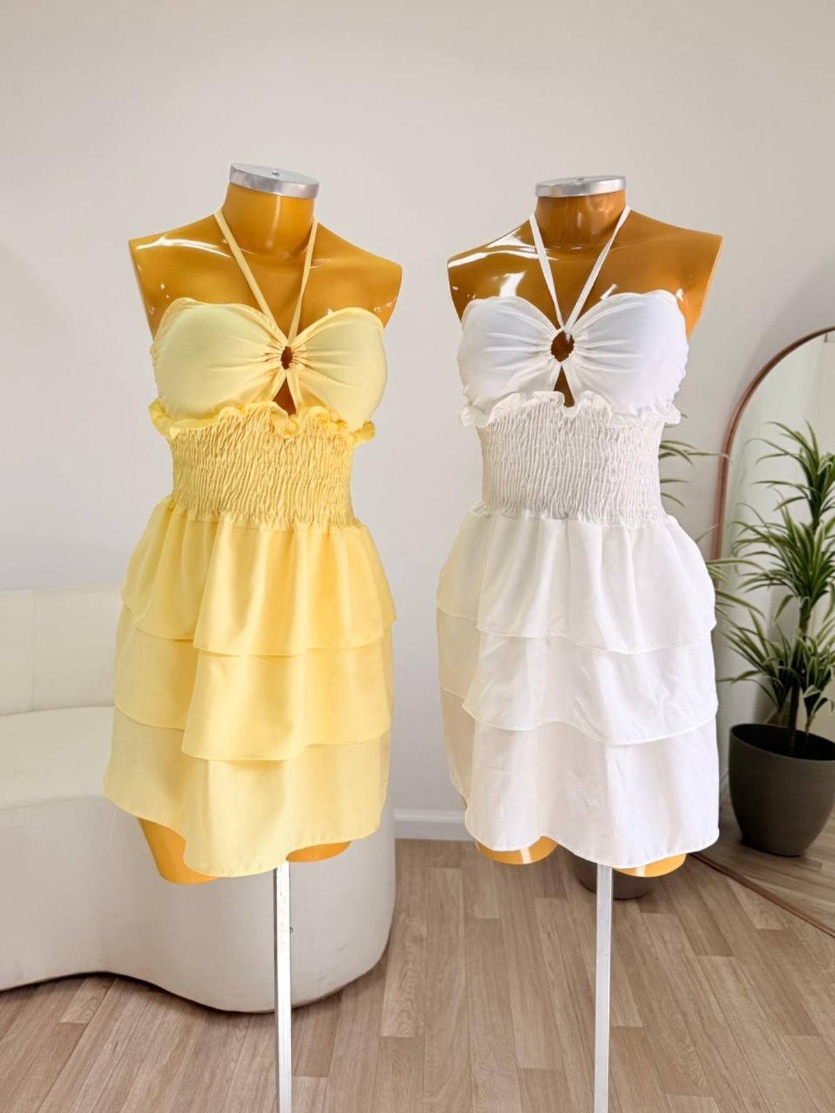 VESTIDO C/ VOLADOS CUELLO ATADO