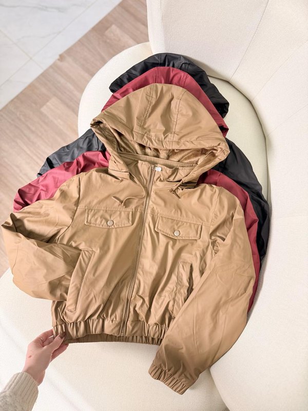 CHAQUETA BOMBER CON CAPUCHA 