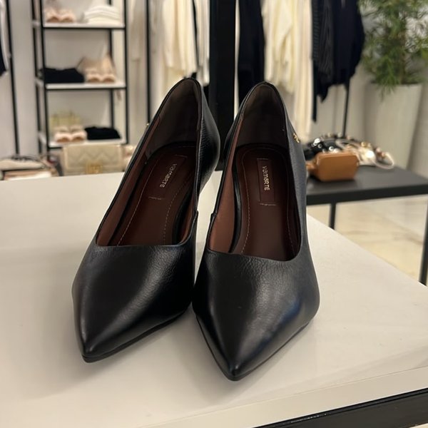Scarpin de Cuero Negro – Via Marte