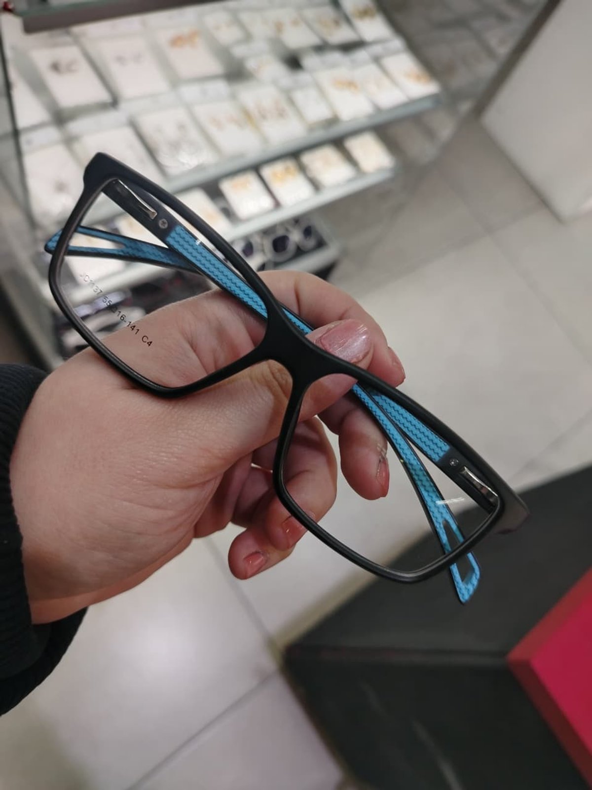 Acetato negro con patilla celeste 