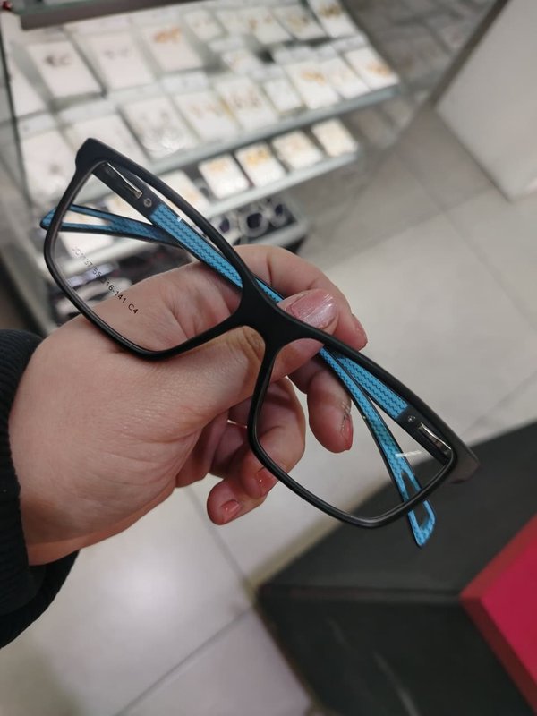 Acetato negro con patilla celeste 
