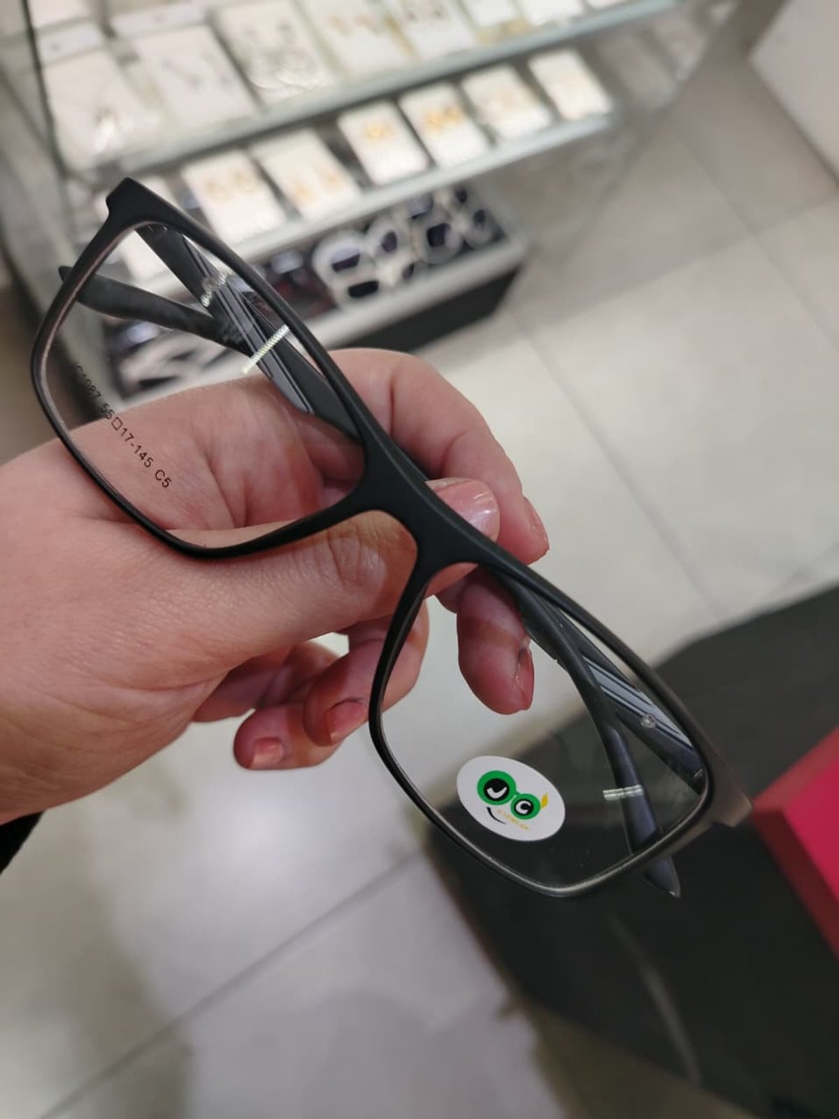 Acetato negro con detalle en patilla color gris 