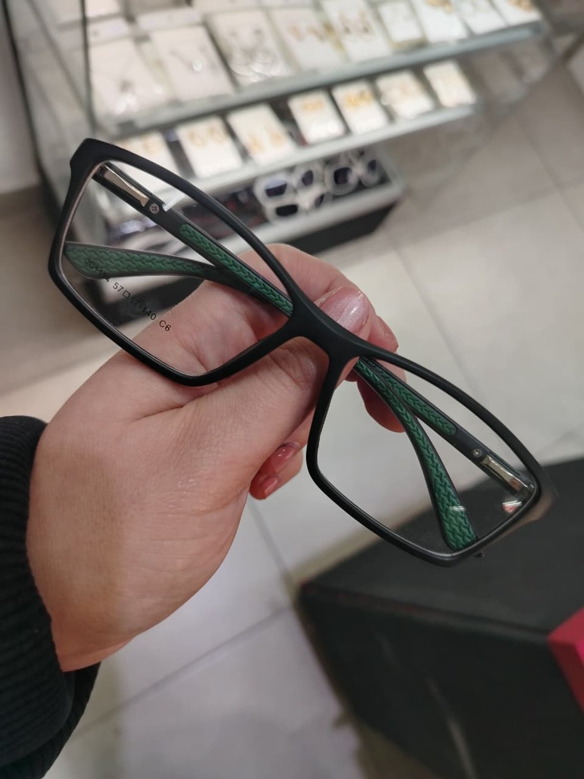 Acetato negro con detalle en patilla color verde oscuro 