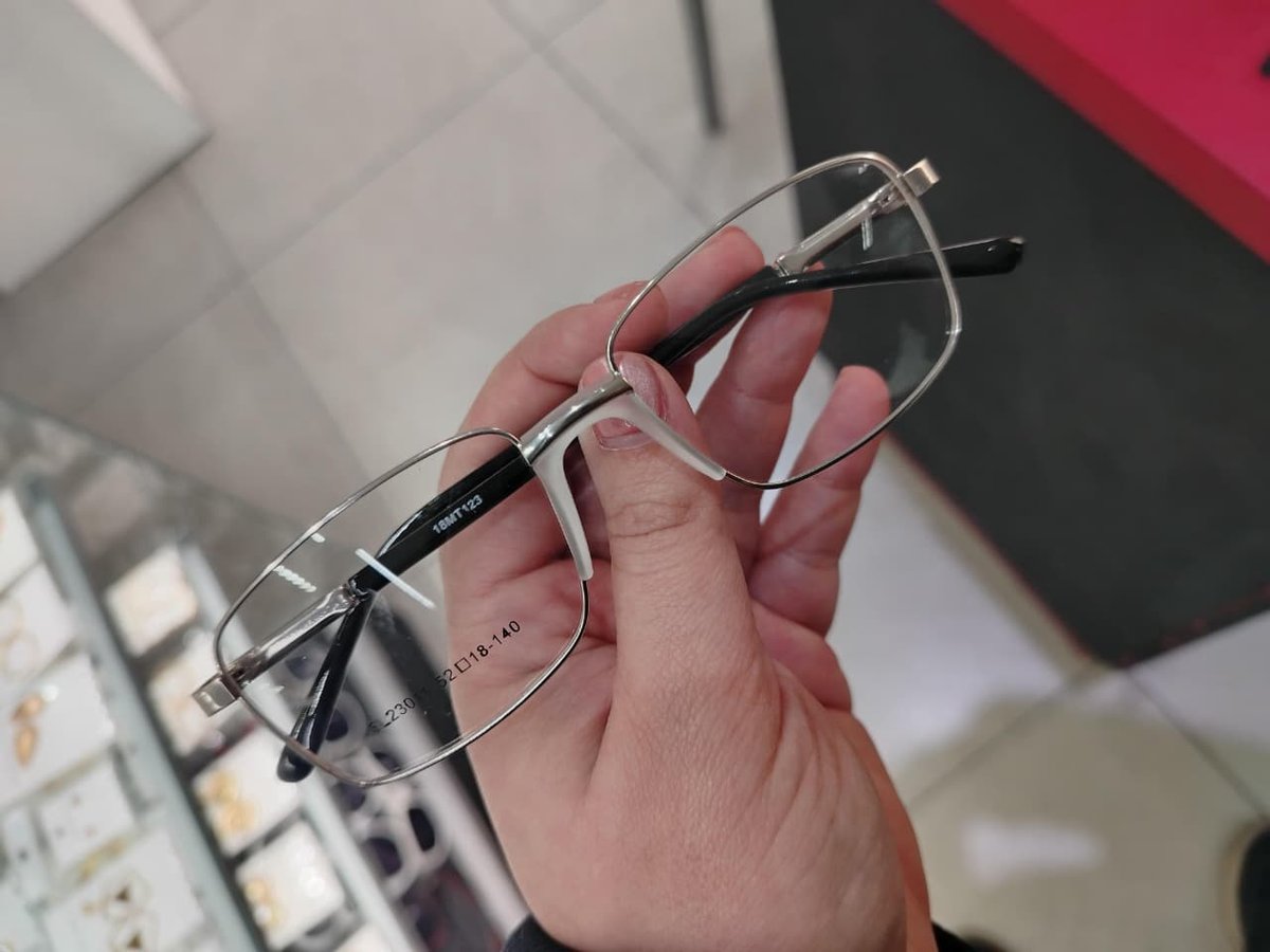 Metal con plaqueta anatómica 